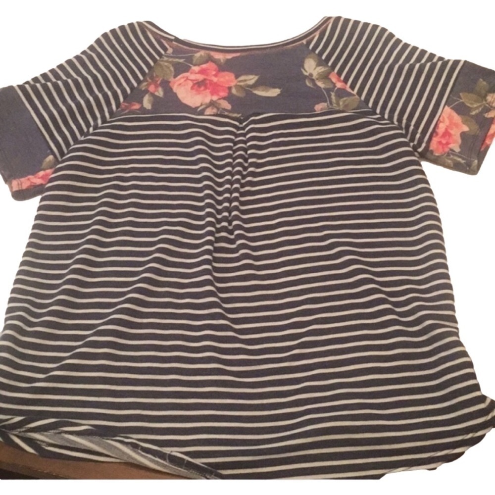 Boutique short sleeve blue and white stripe top - Picture 3 of 4
